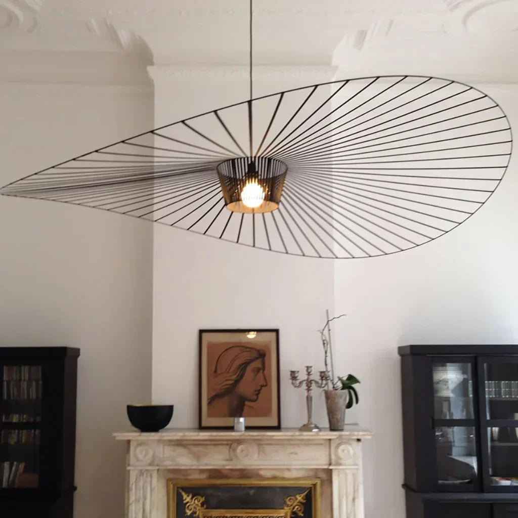 Rosland Vertigo Pendellampe – Elegant Chapeau de Paille Design i Metal og Glas Bonusvis