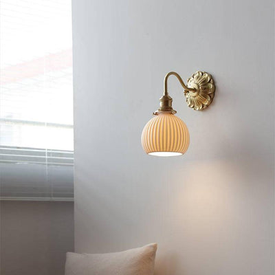 Væglampe i Messing og Hvid Keramik – Elegant og Tidløst Design A Bonusvis