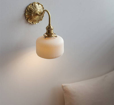 Væglampe i Messing og Hvid Keramik – Elegant og Tidløst Design Bonusvis