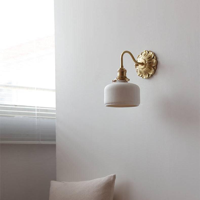 Væglampe i Messing og Hvid Keramik – Elegant og Tidløst Design Bonusvis
