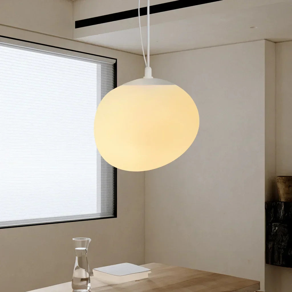 Arlen Pendellampe – Moderne Galet Design i Hvidt Glas for Elegance og Komfort