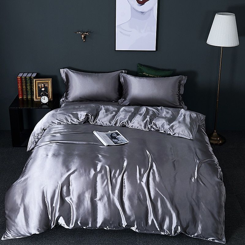 Luxe Silk Sengelinned – 4 Deles Sæt (Dynebetræk, Lagen og 2 Pudebetræk) Mørkt sølv Bonusvis