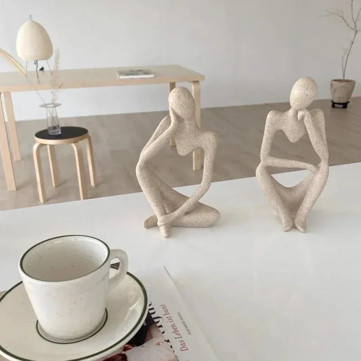Elegance og Ro Statue – Dekorativ Resin Kunst til Dit Moderne Hjem Bonusvis
