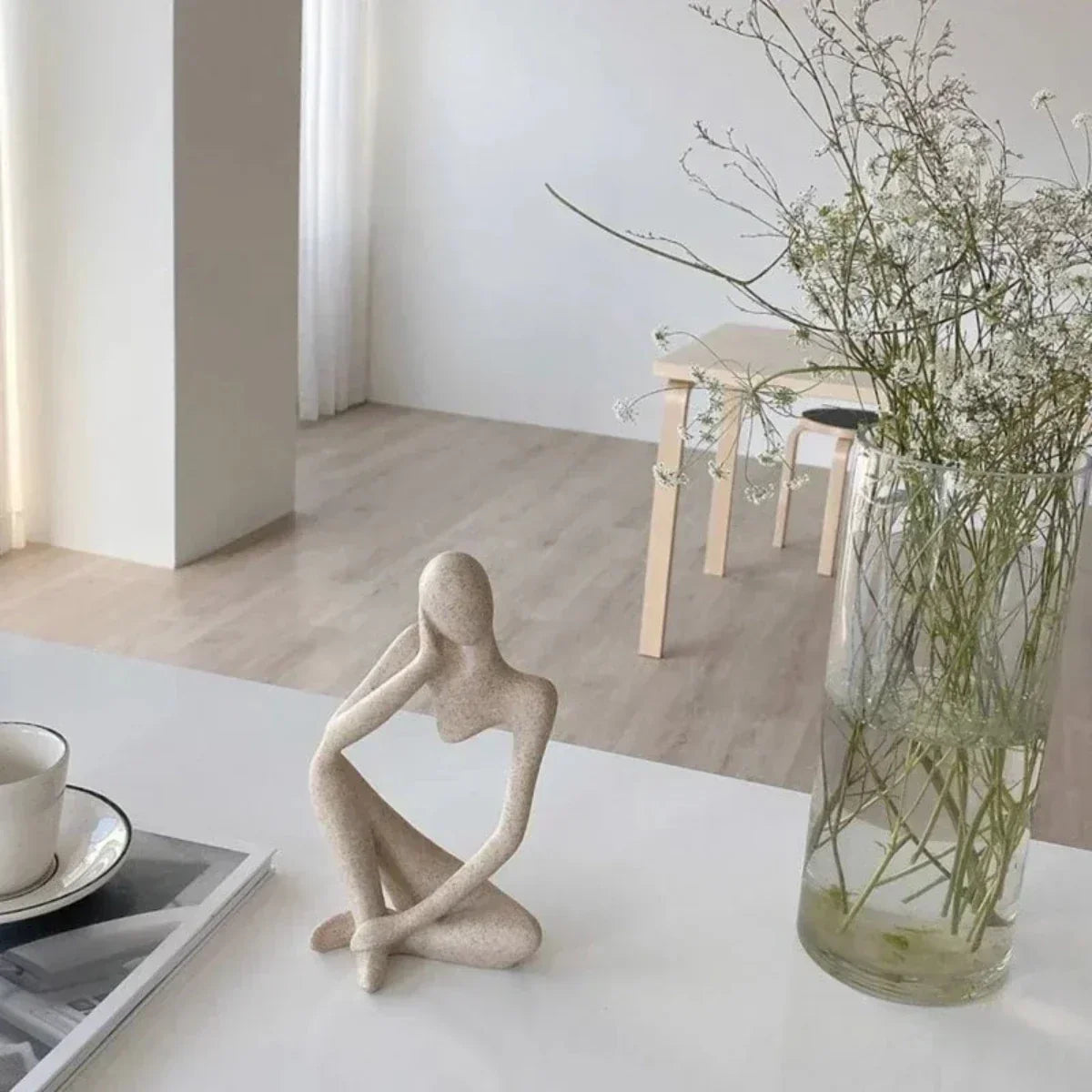 Elegance og Ro Statue – Dekorativ Resin Kunst til Dit Moderne Hjem Bonusvis