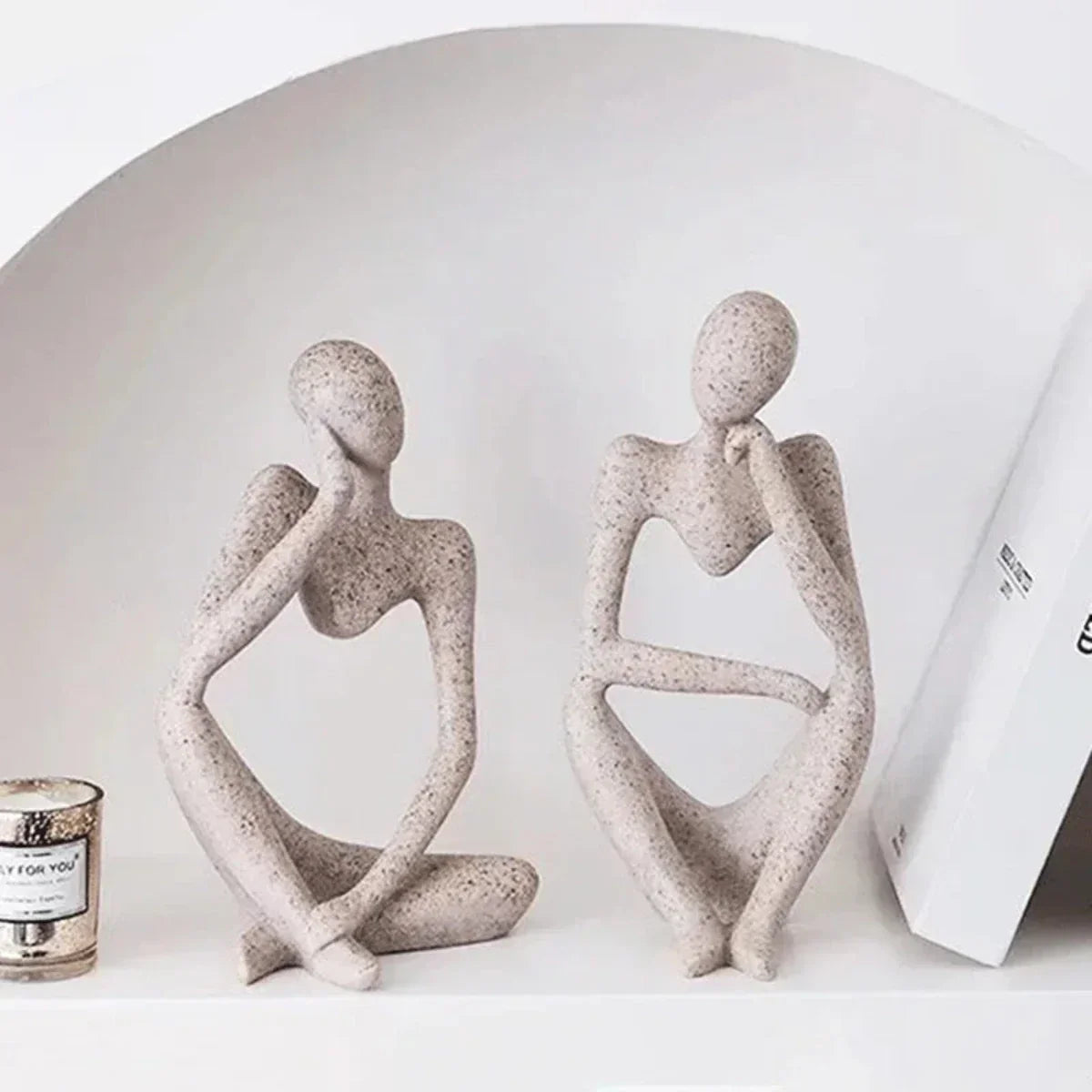 Elegance og Ro Statue – Dekorativ Resin Kunst til Dit Moderne Hjem Bonusvis