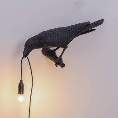 RavenGlow Lampe – Mystisk og Elegante Indretningsbelysning med Krage Design Sort Væg til venstre Bonusvis