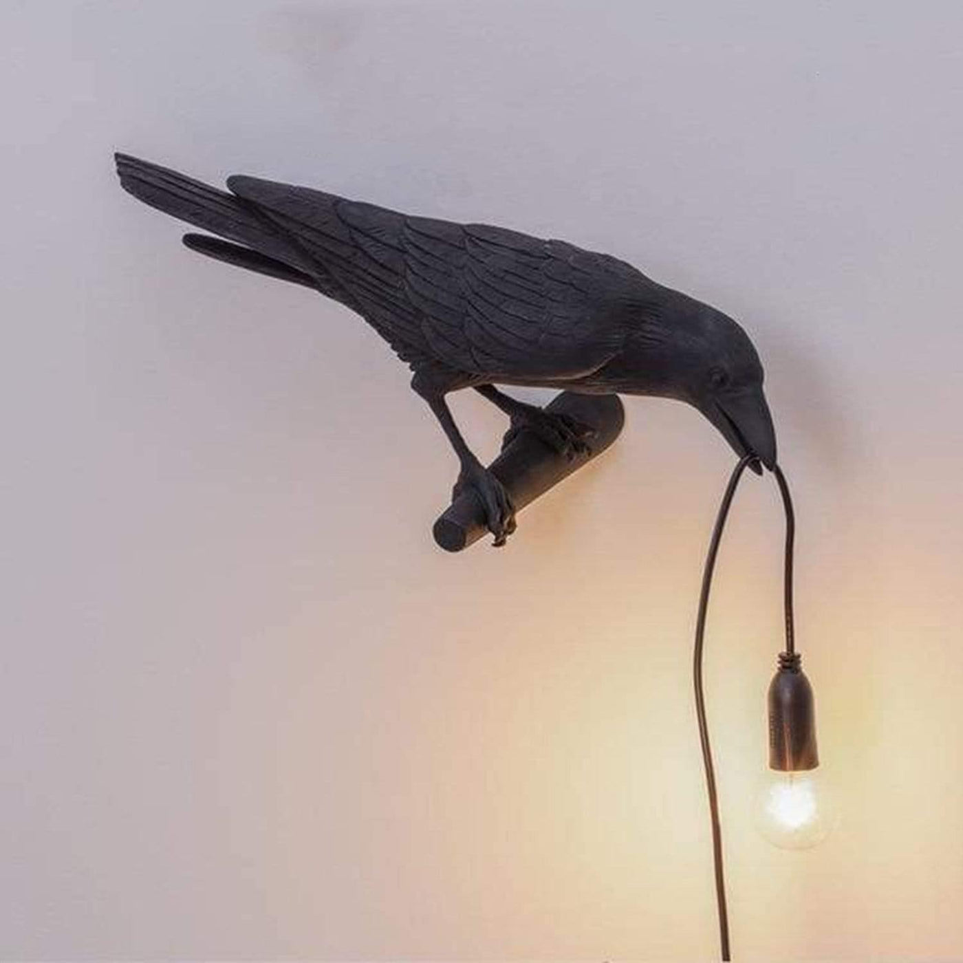RavenGlow Lampe – Mystisk og Elegante Indretningsbelysning med Krage Design Sort Væg til højre Bonusvis