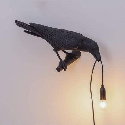 RavenGlow Lampe – Mystisk og Elegante Indretningsbelysning med Krage Design Sort Væg til højre Bonusvis