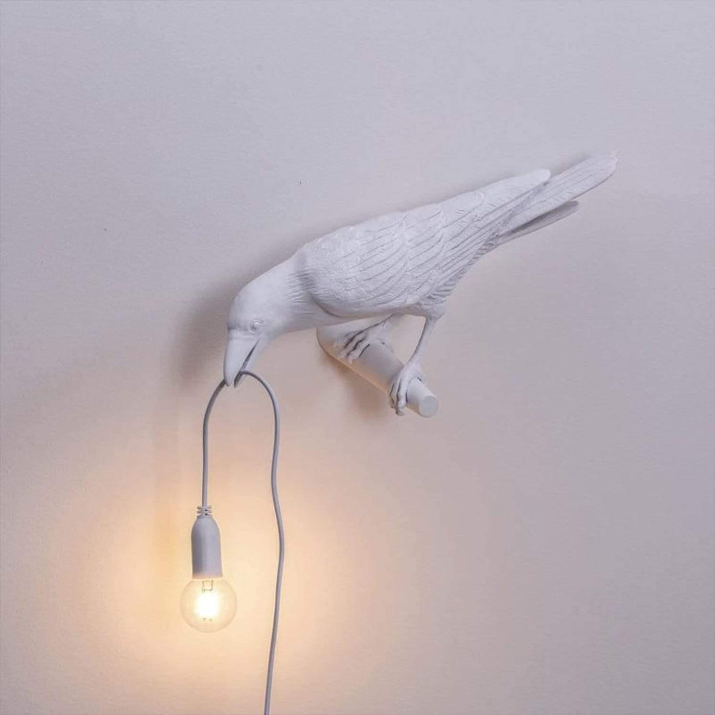 RavenGlow Lampe – Mystisk og Elegante Indretningsbelysning med Krage Design Hvid Væg til venstre Bonusvis
