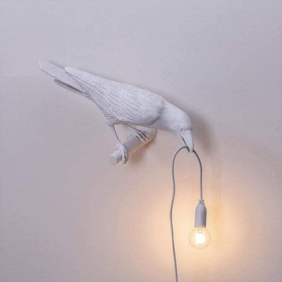 RavenGlow Lampe – Mystisk og Elegante Indretningsbelysning med Krage Design Hvid Væg til højre Bonusvis