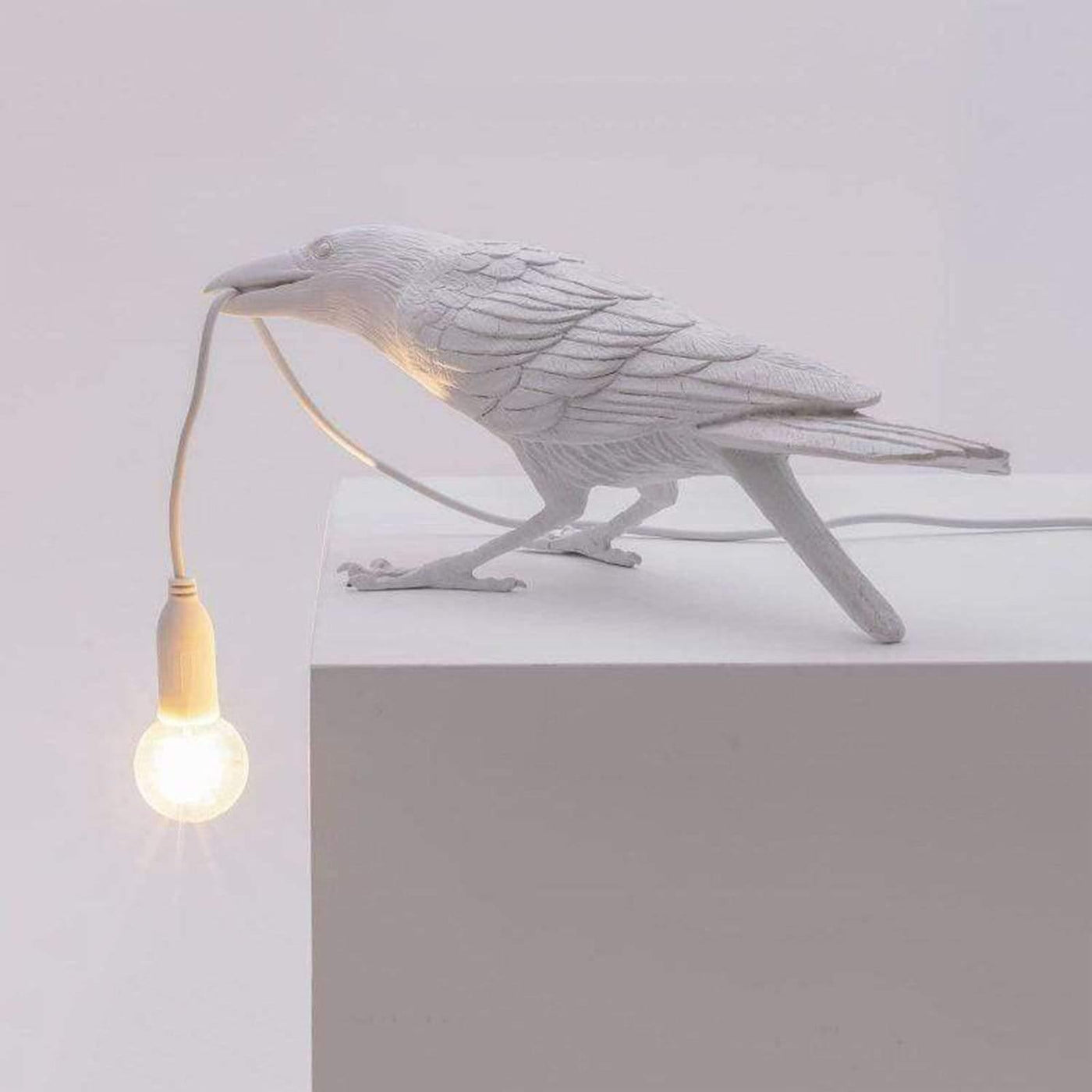RavenGlow Lampe – Mystisk og Elegante Indretningsbelysning med Krage Design Hvid Sidende Bonusvis
