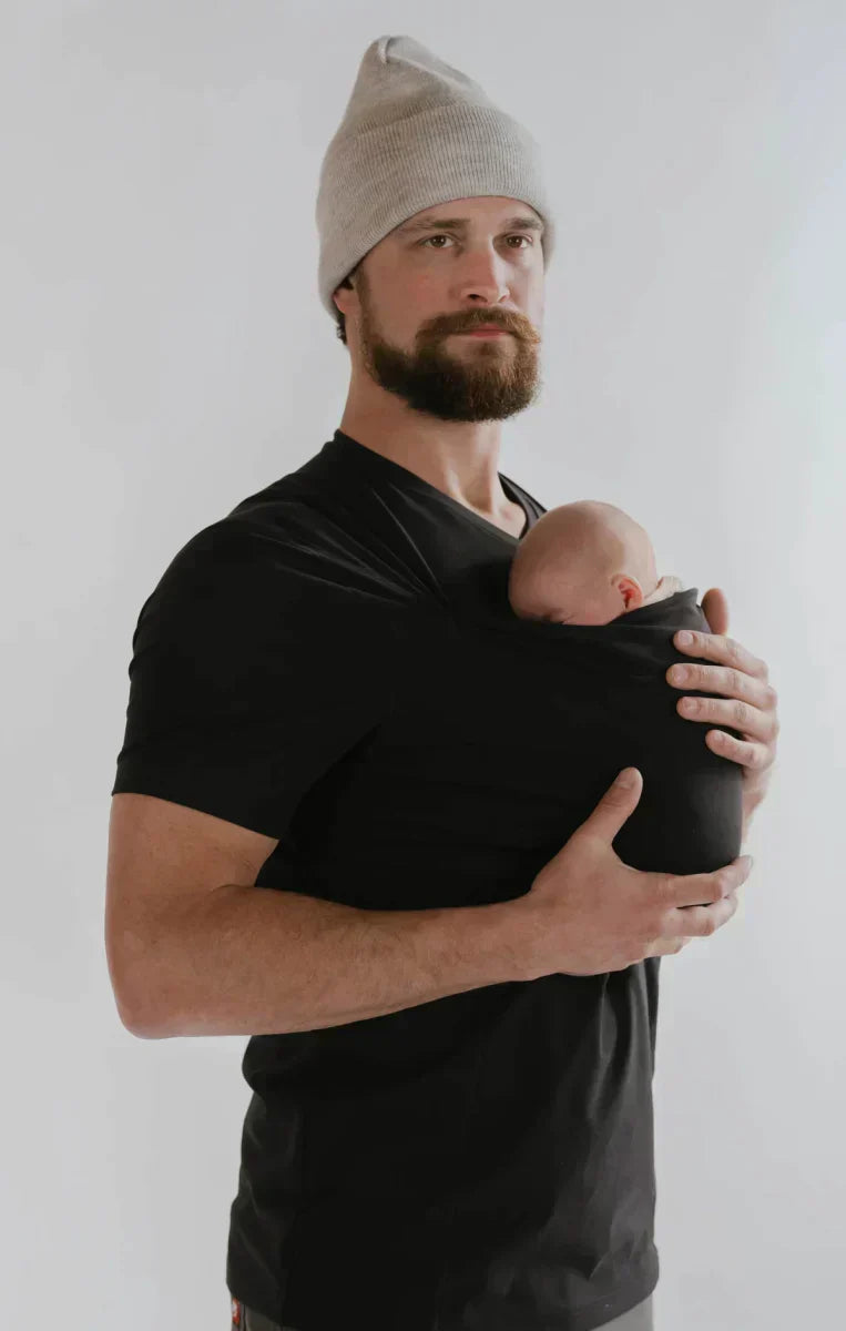 Premium T-shirt Bæresele – Komfortabel og Ergonomisk Babybærer Far Sort Bonusvis