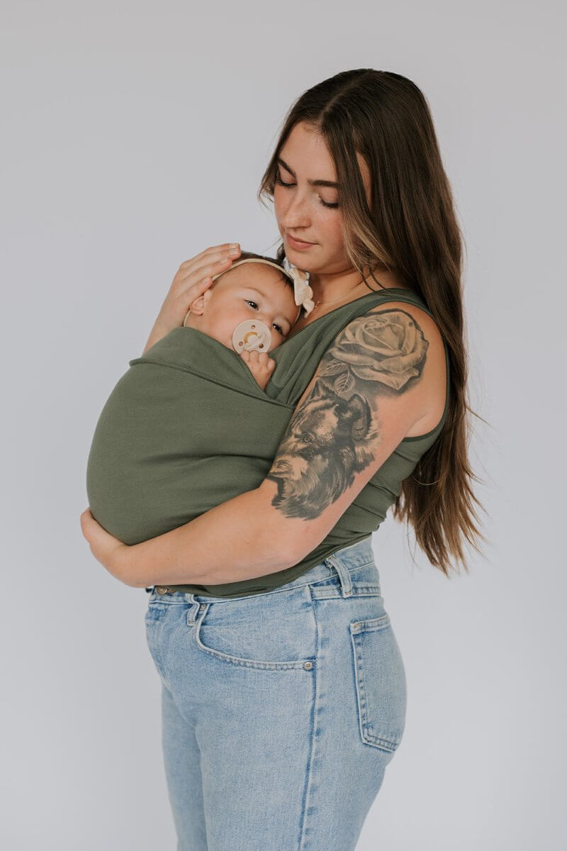 Premium T-shirt Bæresele – Komfortabel og Ergonomisk Babybærer Mor grøn Bonusvis